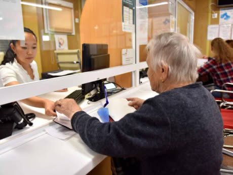 пенсионеры в пфр. индексация работающим пенсионерам. пенсионеры пенсия. бабушка в пенсионном фонде. пенсии.